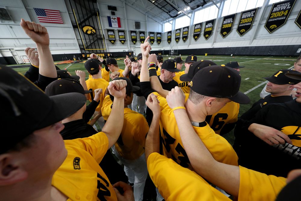 Iowa Hawkeyes head coach Rick Heller gathers his team before practice Thursday, February 6, 2020 at the Indoor Practice Facility. (Brian Ray/hawkeyesports.com)