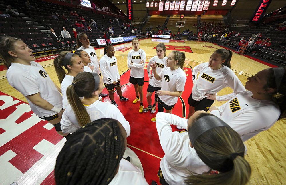 Iowa guard Kathleen Doyle (22) talks with her team before their game at the Rutgers Athletic Center in Piscataway, N.J. on Sunday, March 1, 2020. (Stephen Mally/hawkeyesports.com)