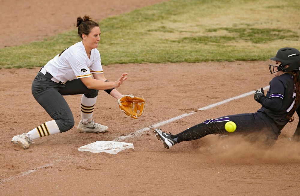 Iowa Hawkeyes Mallory Kilian (11) prepares for a throw during the fifth inning of their Big Ten Conference softball game at Pearl Field in Iowa City on Friday, Mar. 29, 2019. (Stephen Mally/hawkeyesports.com)