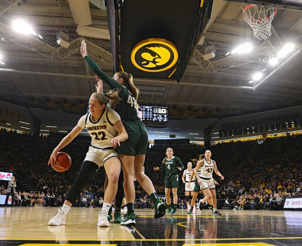 Iowa Hawkeyes guard Kathleen Doyle (22) passes the ball to forward Monika Czinano (25) who scored during the first quarter of their game at Carver-Hawkeye Arena in Iowa City on Sunday, January 26, 2020. (Stephen Mally/hawkeyesports.com)