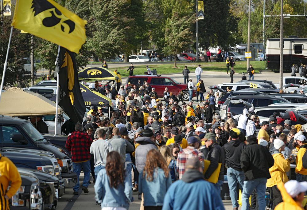 Fans tailgate before the game at Kinnick Stadium in Iowa City on Saturday, Oct 12, 2019. (Stephen Mally/hawkeyesports.com)