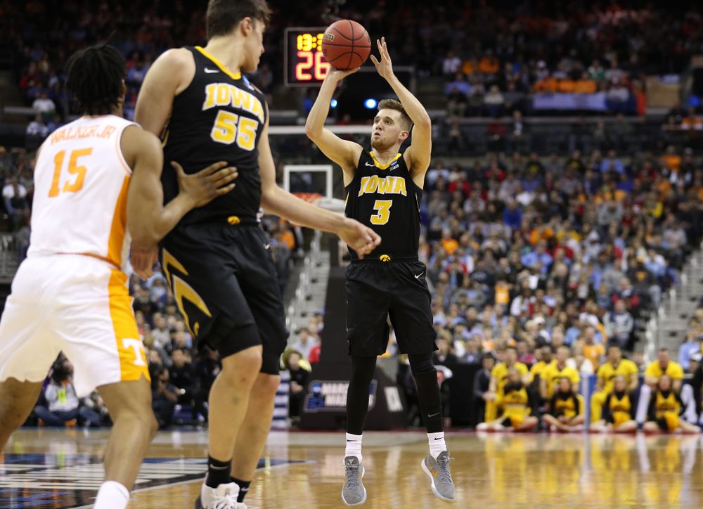 Iowa Hawkeyes guard Jordan Bohannon (3) against the Tennessee Volunteers in the second round of the 2019 NCAA Men's Basketball Tournament Sunday, March 24, 2019 at Nationwide Arena in Columbus, Ohio. (Brian Ray/hawkeyesports.com)