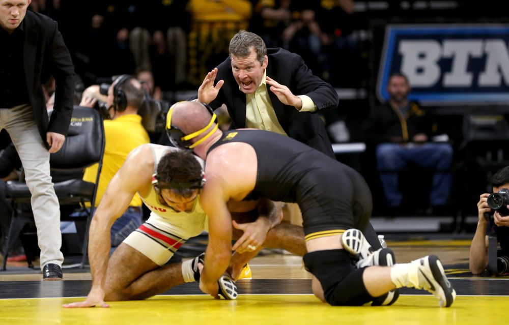 Iowa head coach Tom Brands yells to  Alex Marinelli as he wrestles Ohio State’s Ethan Smith at 165 pounds Friday, January 24, 2020 at Carver-Hawkeye Arena. Marinelli won the match 14-10. (Brian Ray/hawkeyesports.com)