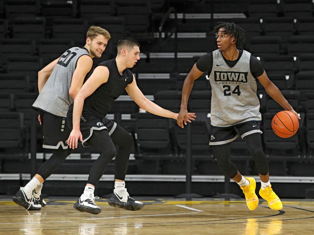 Iowa Hawkeyes guard Bakari Evelyn (4) moves with the ball as guard CJ Fredrick (5) and forward Riley Till (20) look on during practice at Carver-Hawkeye Arena in Iowa City on Monday, Sep 30, 2019. (Stephen Mally/hawkeyesports.com)