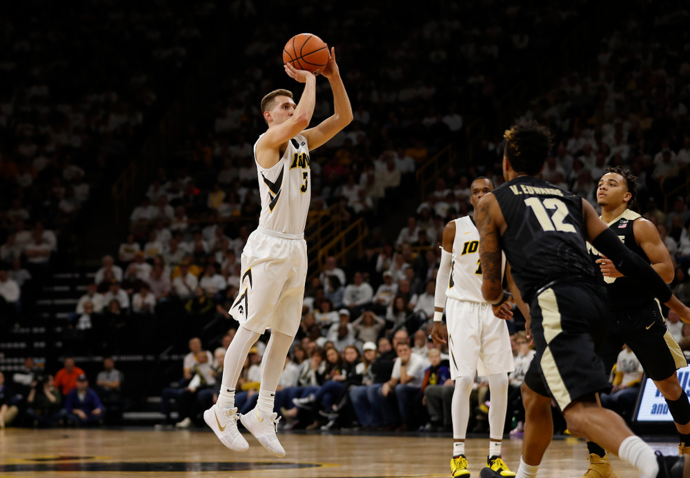 Iowa Hawkeyes guard Jordan Bohannon (3) 