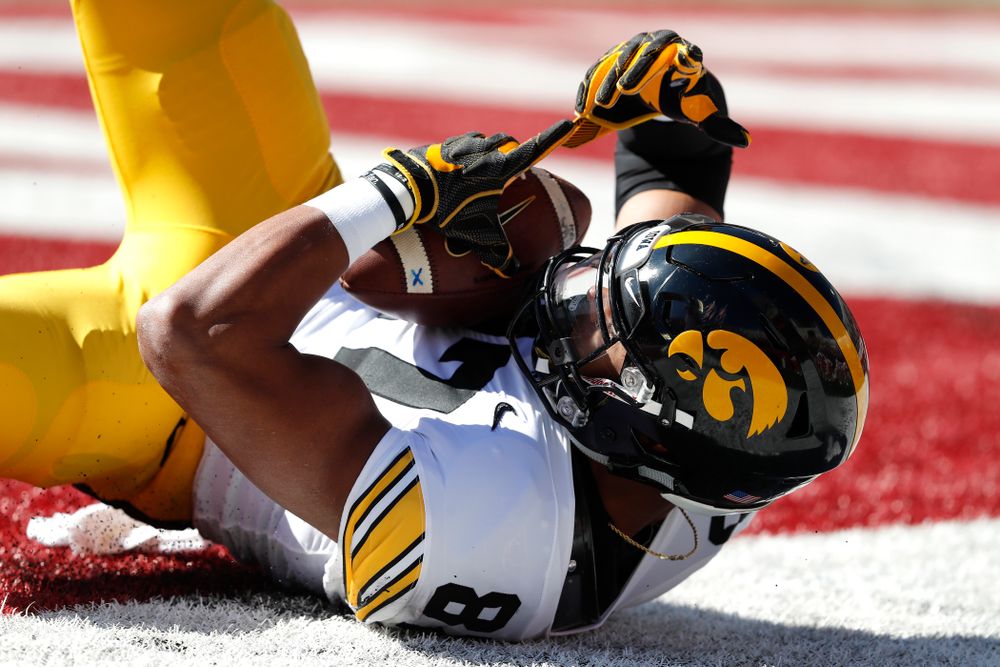 Iowa Hawkeyes tight end Noah Fant (87) catches a touchdown pass against the Indiana Hoosiers Saturday, October 13, 2018 at Memorial Stadium, in Bloomington, Ind. (Brian Ray/hawkeyesports.com)