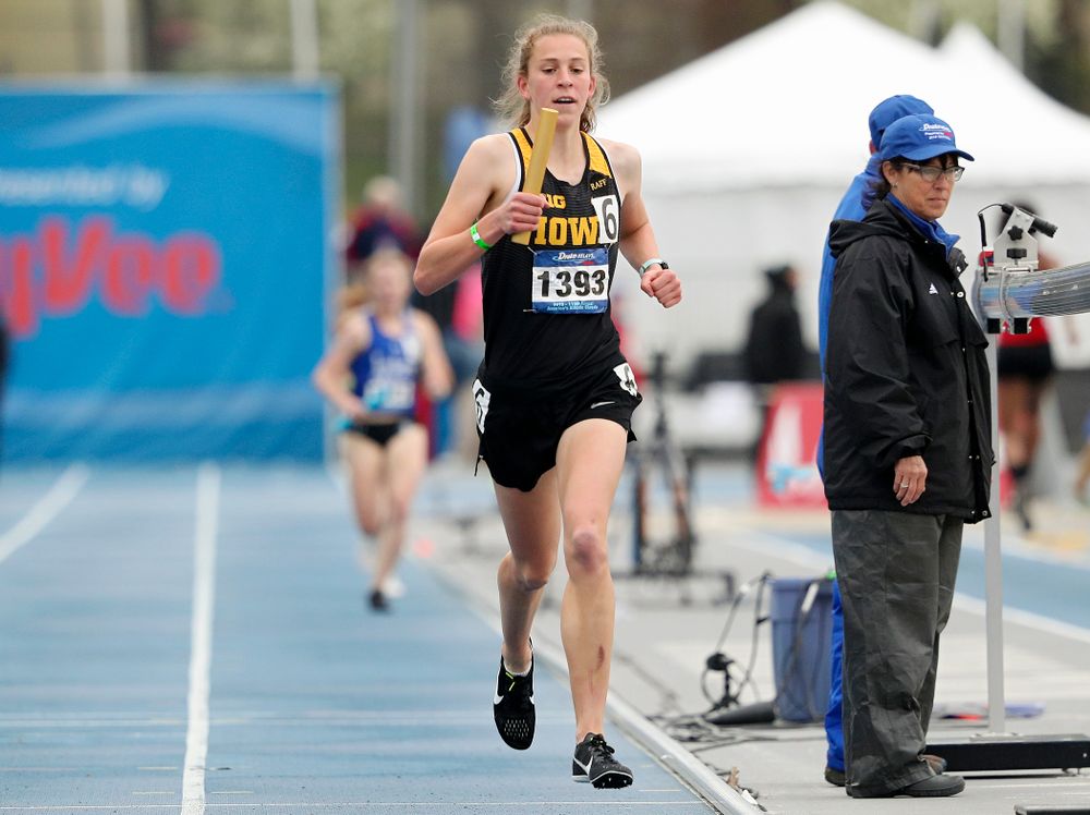 Iowa's Anna Hostetler runs the women's distance medley relay event during the third day of the Drake Relays at Drake Stadium in Des Moines on Saturday, Apr. 27, 2019. (Stephen Mally/hawkeyesports.com)