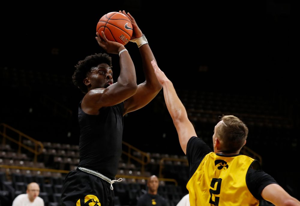 Iowa Hawkeyes forward Tyler Cook (25) pulls up for a shot during the first practice of the season Monday, October 1, 2018 at Carver-Hawkeye Arena. (Brian Ray/hawkeyesports.com)
