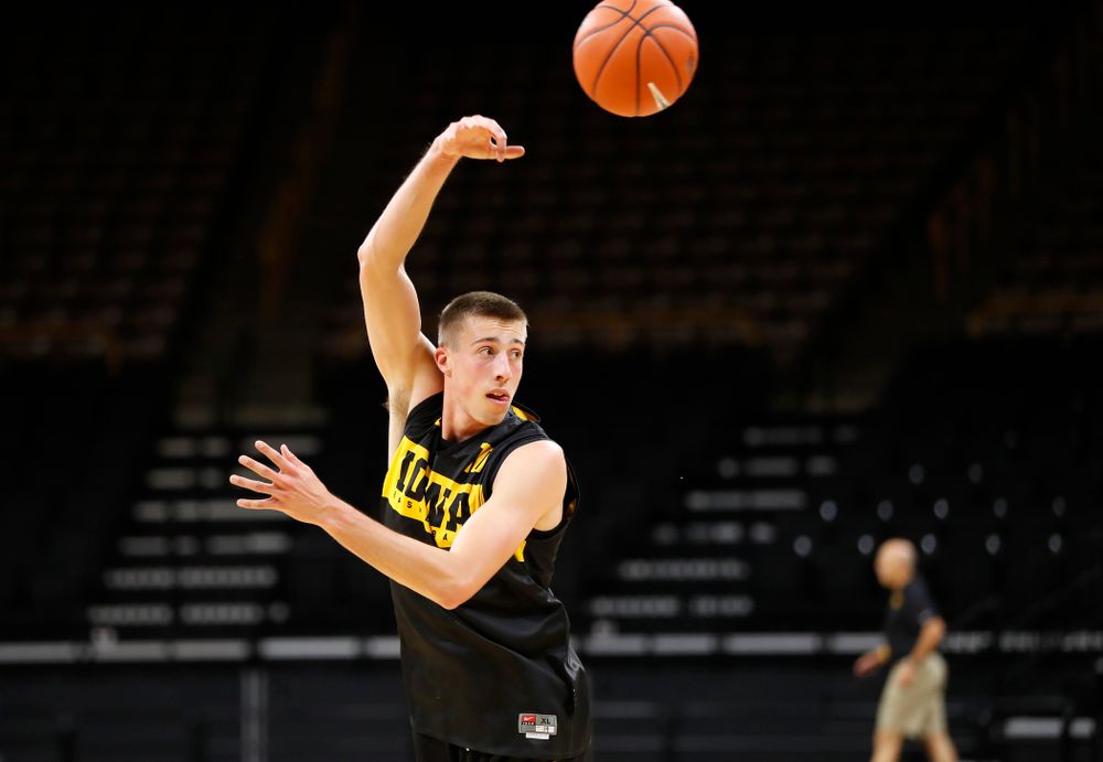 Iowa Hawkeyes guard Joe Wieskamp (10) dishes off a pass during the first practice of the season Monday, October 1, 2018 at Carver-Hawkeye Arena. (Brian Ray/hawkeyesports.com)