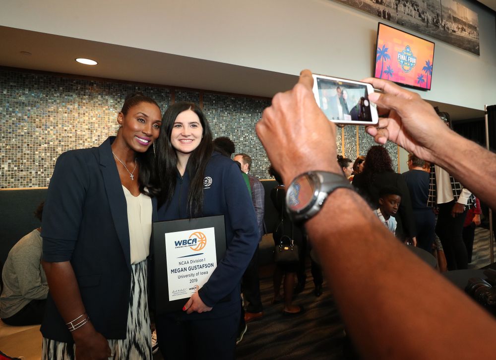 Iowa Hawkeyes forward Megan Gustafson (10) poses for photos with Lisa Leslie after winning the WBCA Lisa Leslie Award Wednesday, April 4, 2018 at Amalie Arena in Tampa, FL. (Brian Ray/hawkeyesports.com)