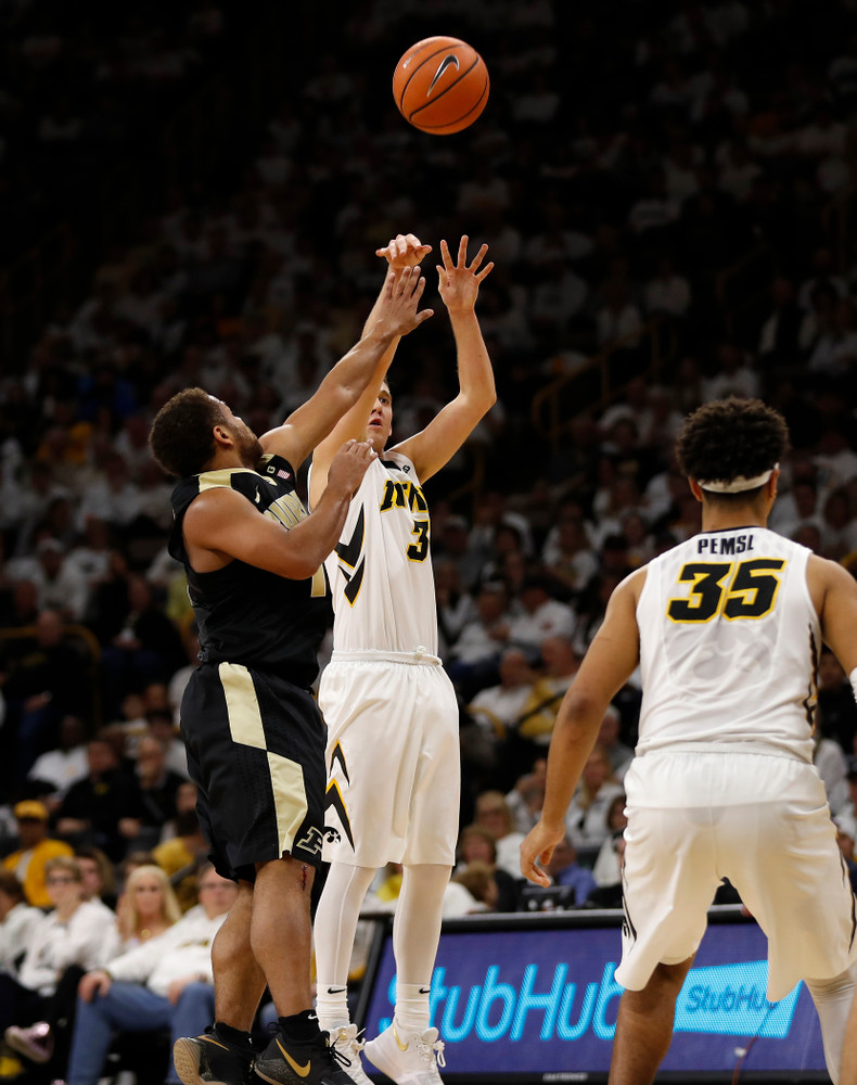 Iowa Hawkeyes guard Jordan Bohannon (3) 