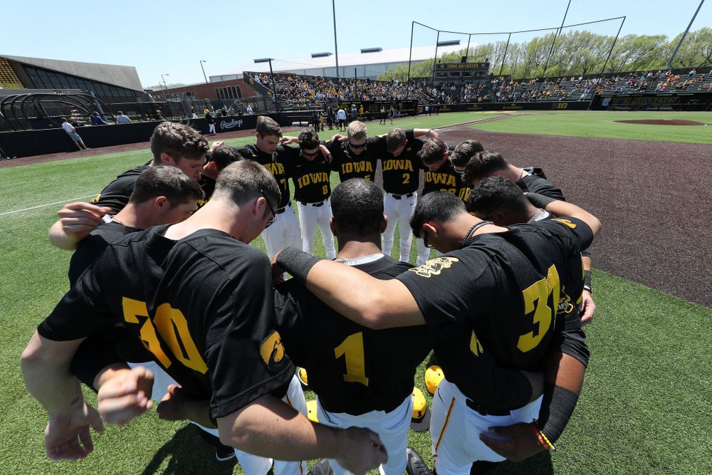 The Iowa Hawkeyes gather before game two against UC Irvine Saturday, May 4, 2019 at Duane Banks Field. (Brian Ray/hawkeyesports.com)