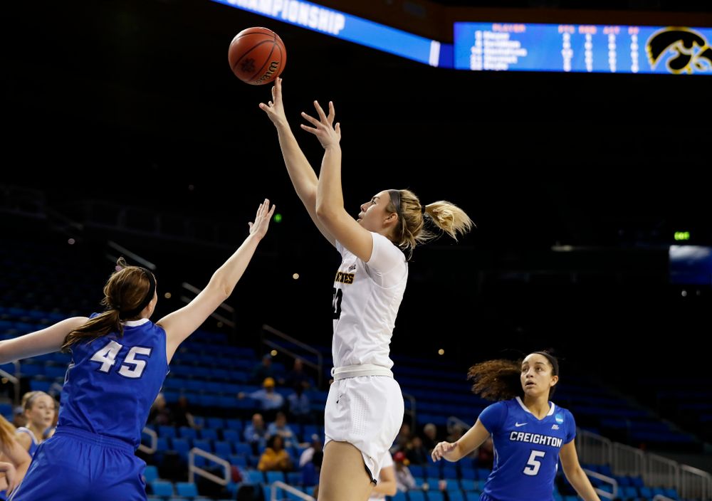 Iowa Hawkeyes forward Hannah Stewart (21) puts up a shot against the Creighton Bluejays in the first round of the 2018 NCAA Women's Basketball Tournament Saturday, March 17, 2018 at Pauley Pavilion on the campus of UCLA. (Brian Ray/hawkeyesports.com)