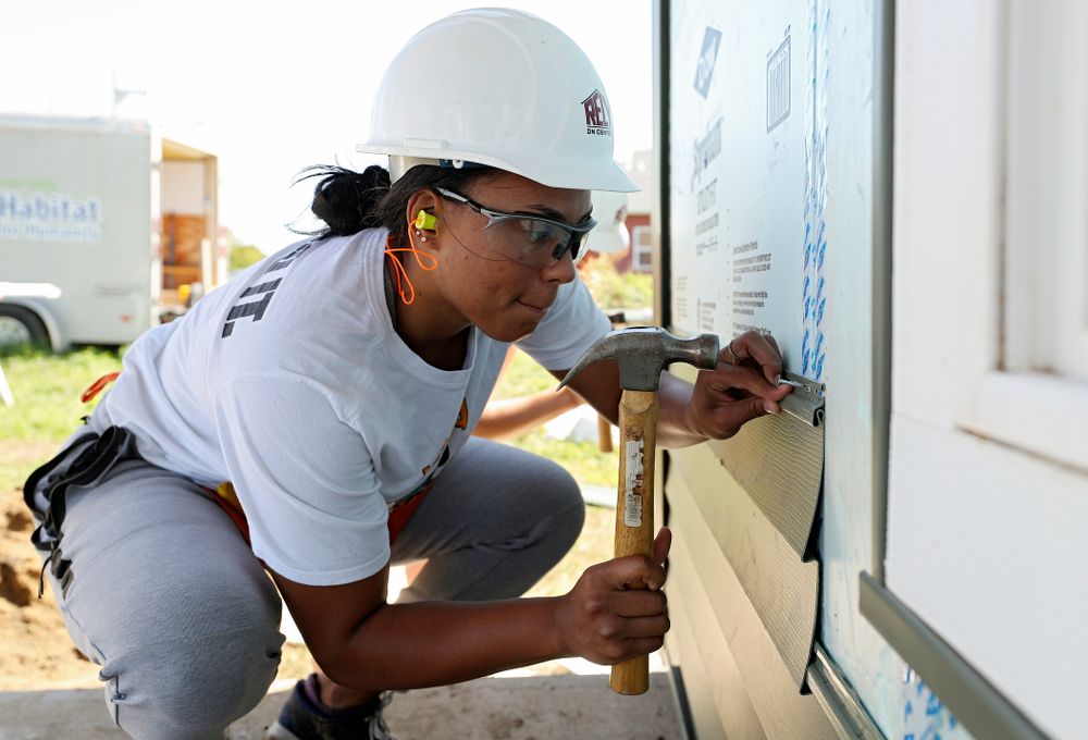 Iowa’s Alexis Sevillian hammers in a nail on a piece of siding as they work on a Habitat for Humanity Women Build project in Iowa City on Wednesday, Sep 25, 2019. (Stephen Mally/hawkeyesports.com)