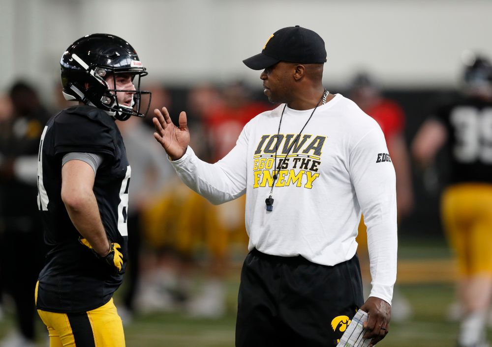Iowa Hawkeyes wide receiver Matt VandeBerg (89) and wide receivers coach Kelton Copeland during spring practice Wednesday, March 28, 2018 at the Hansen Football Performance Center.  (Brian Ray/hawkeyesports.com)