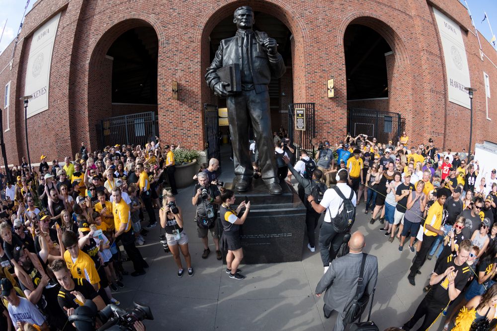 The Iowa Hawkeyes arrive for their game against the Northern Iowa Panthers Saturday, September 15, 2018 at Kinnick Stadium. (Brian Ray/hawkeyesports.com)