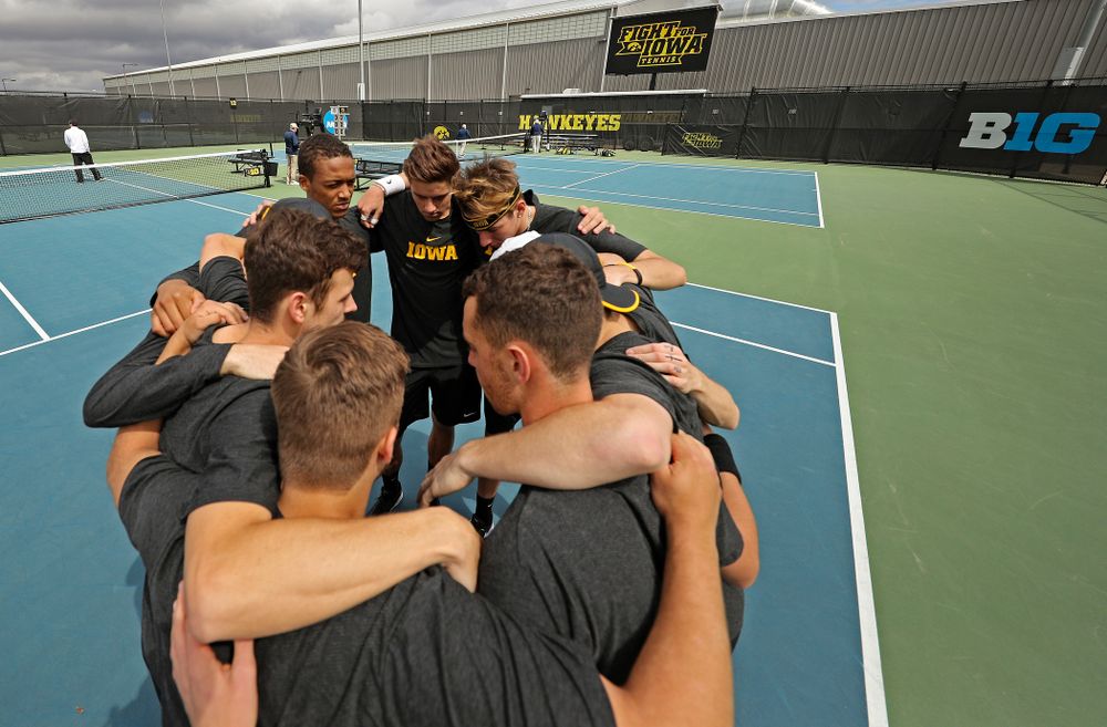 The Iowa Hawkeyes huddle before their match against Ohio State at the Hawkeye Tennis and Recreation Complex in Iowa City on Sunday, Apr. 7, 2019. (Stephen Mally/hawkeyesports.com)