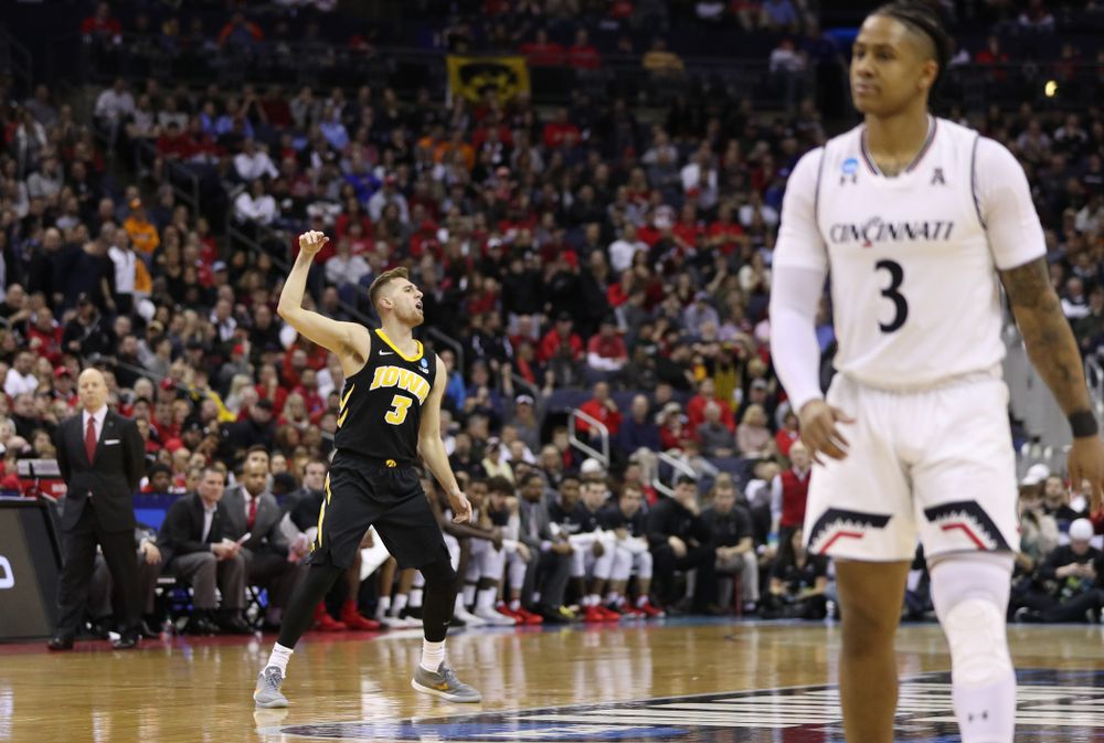 Iowa Hawkeyes guard Jordan Bohannon (3) against the Cincinnati Bearcats in the first round of the 2019 NCAA Men's Basketball Tournament Friday, March 22, 2019 at Nationwide Arena in Columbus, Ohio. (Brian Ray/hawkeyesports.com)