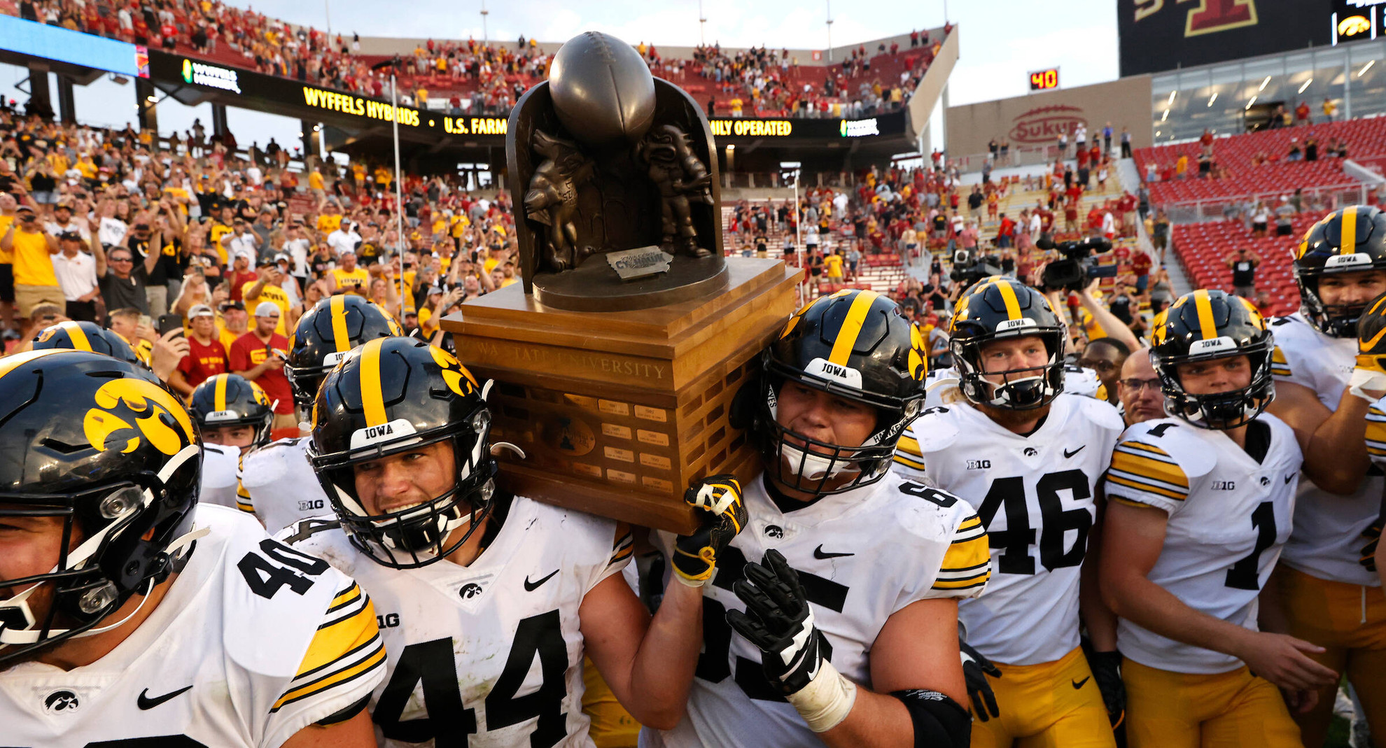 Beat State Hawkeyes It’s a Hawkeye State: No. 10 Iowa Makes It 6 Straight Over Iowa State ...