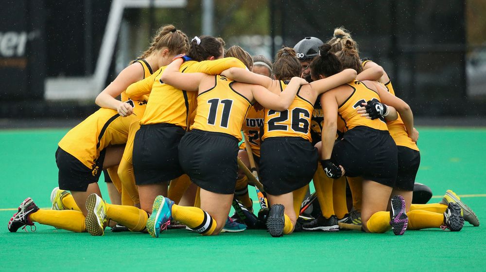 Members of the Iowa Hawkeyes field hockey team huddle up before a game against Stanford at Grant Field on October 7, 2018. (Tork Mason/hawkeyesports.com)