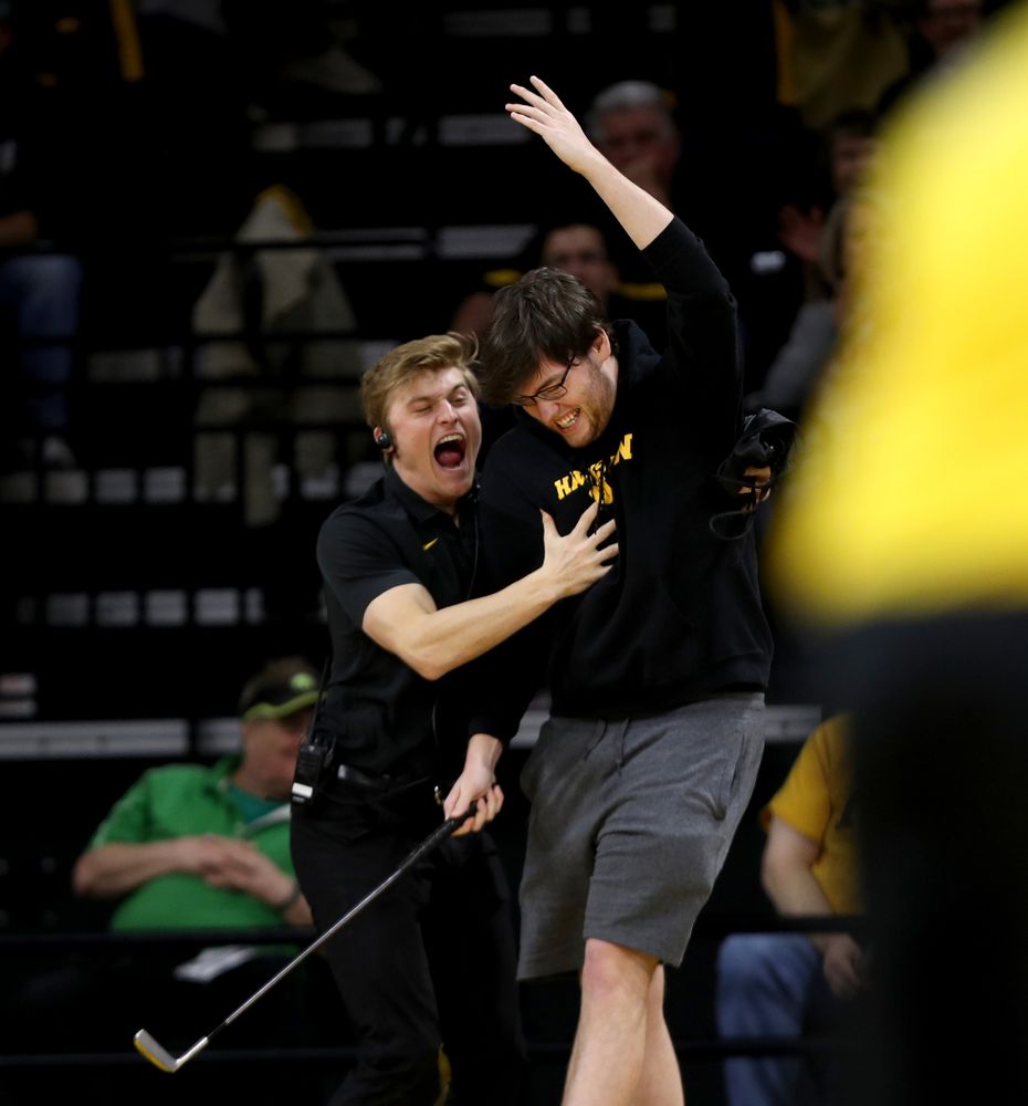 Graduate Cross Court Putt winner against the Purdue Boilermakers Tuesday, March 3, 2020 at Carver-Hawkeye Arena. (Brian Ray/hawkeyesports.com)