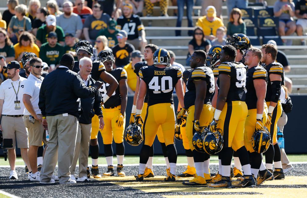 Iowa Hawkeyes defensive line coach Reese Morgan talks with his unit before their game against the North Dakota State Bison Saturday, September 17, 2016 at Kinnick Stadium. (Brian Ray/hawkeyesports.com)