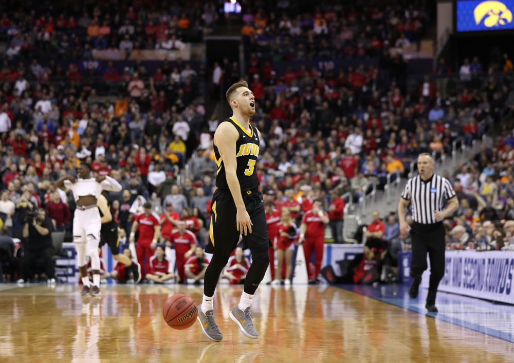 Iowa Hawkeyes guard Jordan Bohannon (3) against the Cincinnati Bearcats in the first round of the 2019 NCAA Men's Basketball Tournament Friday, March 22, 2019 at Nationwide Arena in Columbus, Ohio. (Brian Ray/hawkeyesports.com)