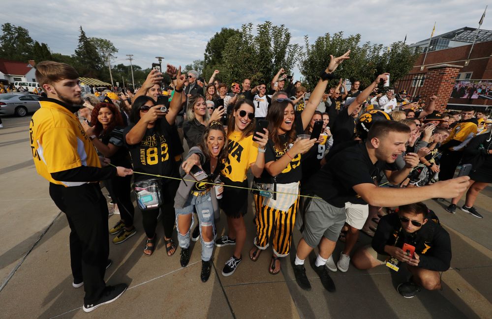 Fans cheer as the Iowa Hawkeyes arrive for their game against the Rutgers Scarlet Knights Saturday, September 7, 2019 at Kinnick Stadium. (Brian Ray/hawkeyesports.com)