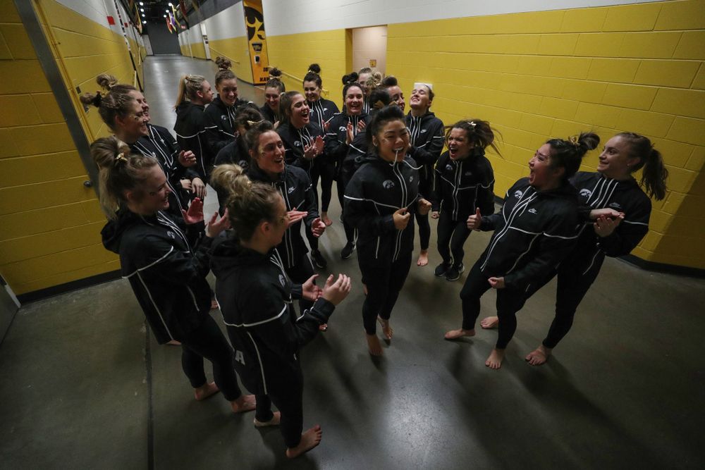 The Iowa Hawkeyes get pumped up before their meet against Southeast Missouri State Friday, January 11, 2019 at Carver-Hawkeye Arena. (Brian Ray/hawkeyesports.com)
