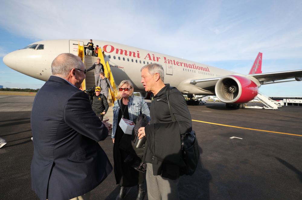 Iowa Hawkeyes head coach Kirk Ferentz and his wife Mary talk with Outback Bowl team host Bruce Poli Wednesday, December 26, 2018 as they arrive in Tampa, Florida for the Outback Bowl. (Brian Ray/hawkeyesports.com)