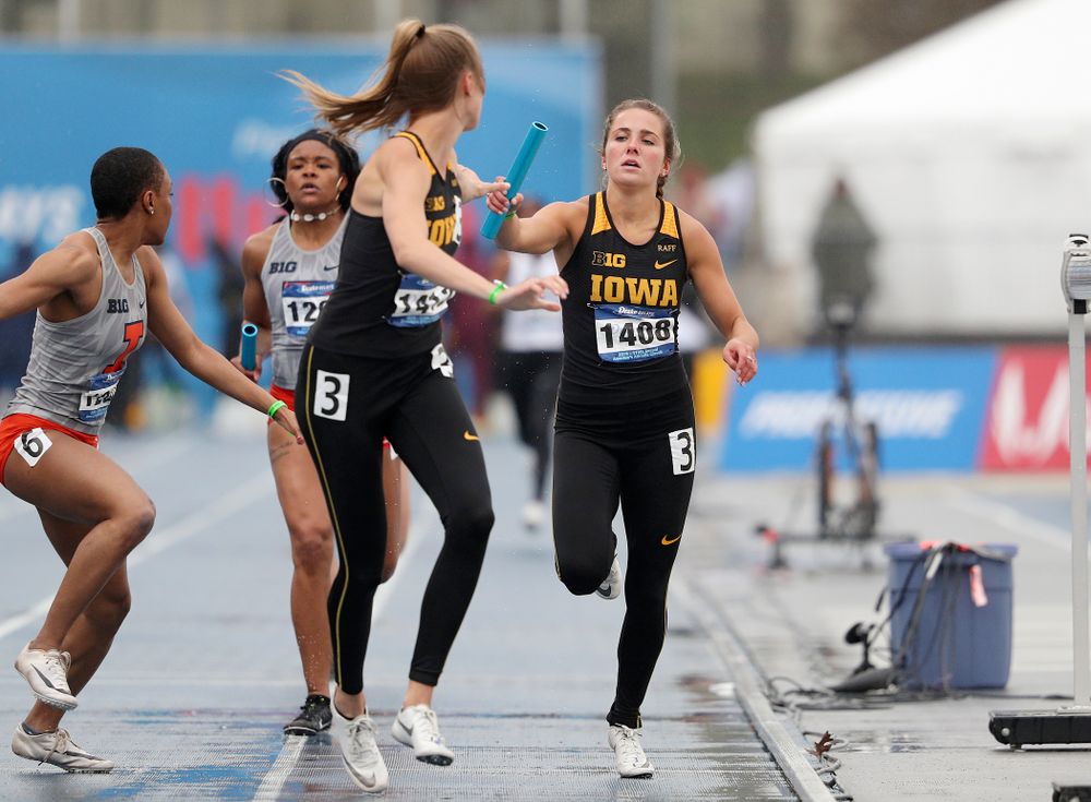 Iowa's Addie Swanson (right) hands the baton off to Payton Wensel as they run the women's 1600 meter relay event during the third day of the Drake Relays at Drake Stadium in Des Moines on Saturday, Apr. 27, 2019. (Stephen Mally/hawkeyesports.com)