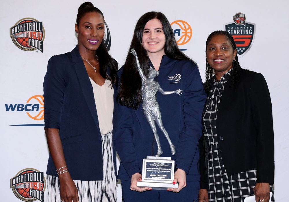 Iowa Hawkeyes forward Megan Gustafson (10) receives the Lisa Leslie Award as the country's top center from Lisa Leslie during a news conference Wednesday, April 4, 2018 at Amalie Arena in Tampa, FL. (Brian Ray/hawkeyesports.com)