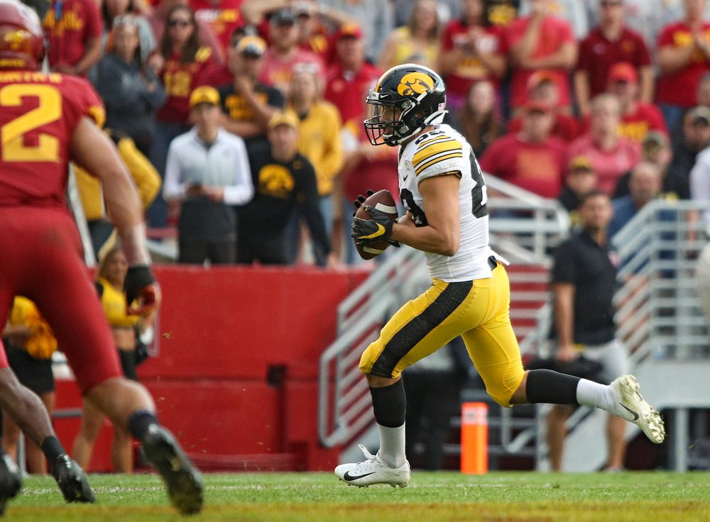 Iowa Hawkeyes wide receiver Nico Ragaini (89) pulls in a pass during the second quarter of their Iowa Corn Cy-Hawk Series game at Jack Trice Stadium in Ames on Saturday, Sep 14, 2019. (Stephen Mally/hawkeyesports.com)