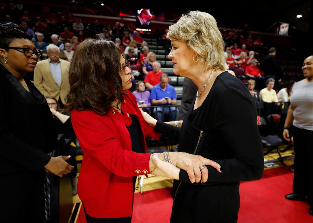 Iowa Hawkeyes head coach Lisa Bluder and Rutgers head coach C. Vivian Stringer 