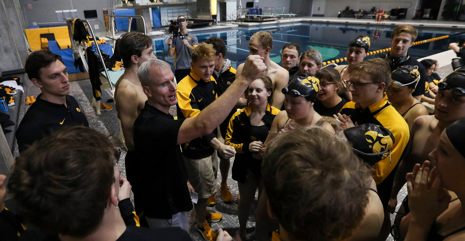 60cd87b8-s_d_vs_michigan_denver_11032018_44.JPG Iowa head coach Marc Long addresses his team during a brief intermission during a meet against Michigan and Denver at the Campus Recreation and Wellness Center on November 3, 2018. (Tork Mason/hawkeyesports.com)