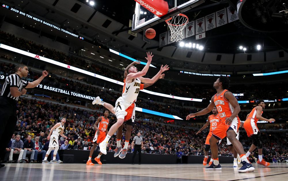Iowa Hawkeyes guard Joe Wieskamp (10) against the Illinois Fighting Illini in the 2019 Big Ten Men's Basketball Tournament Thursday, March 14, 2019 at the United Center in Chicago. (Brian Ray/hawkeyesports.com)