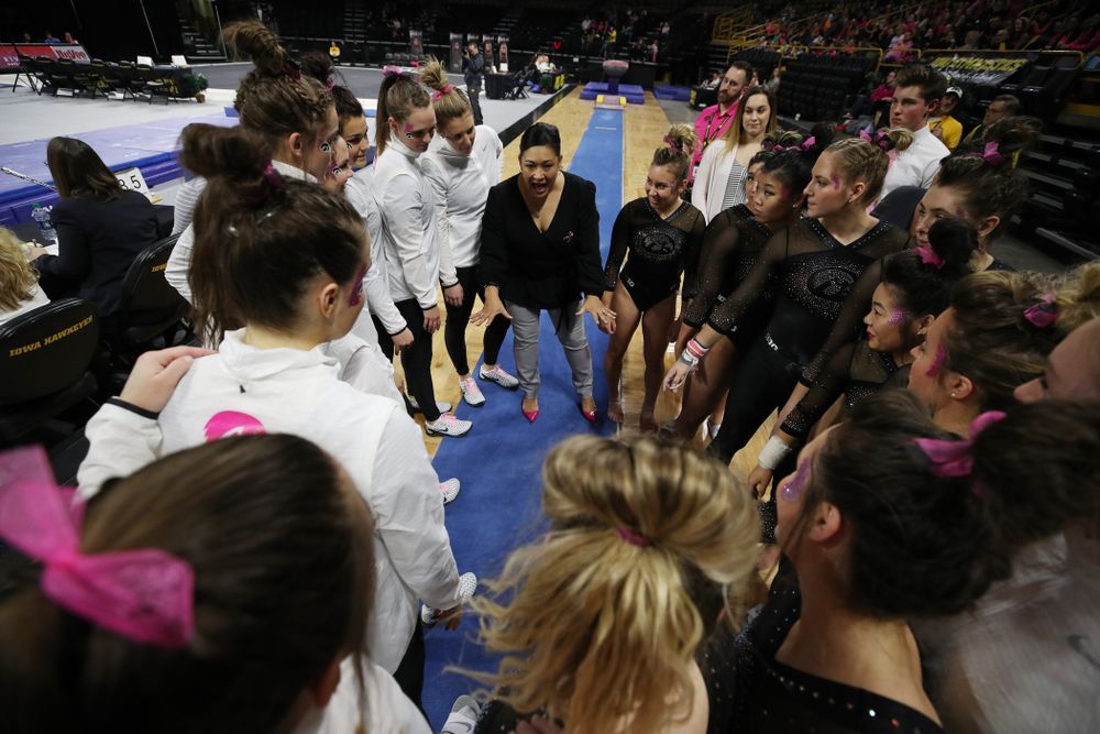 Iowa Head Coach Larissa Libby talks to her team during their meet against the Minnesota Golden Gophers Saturday, January 19, 2019 at Carver-Hawkeye Arena. (Brian Ray/hawkeyesports.com)