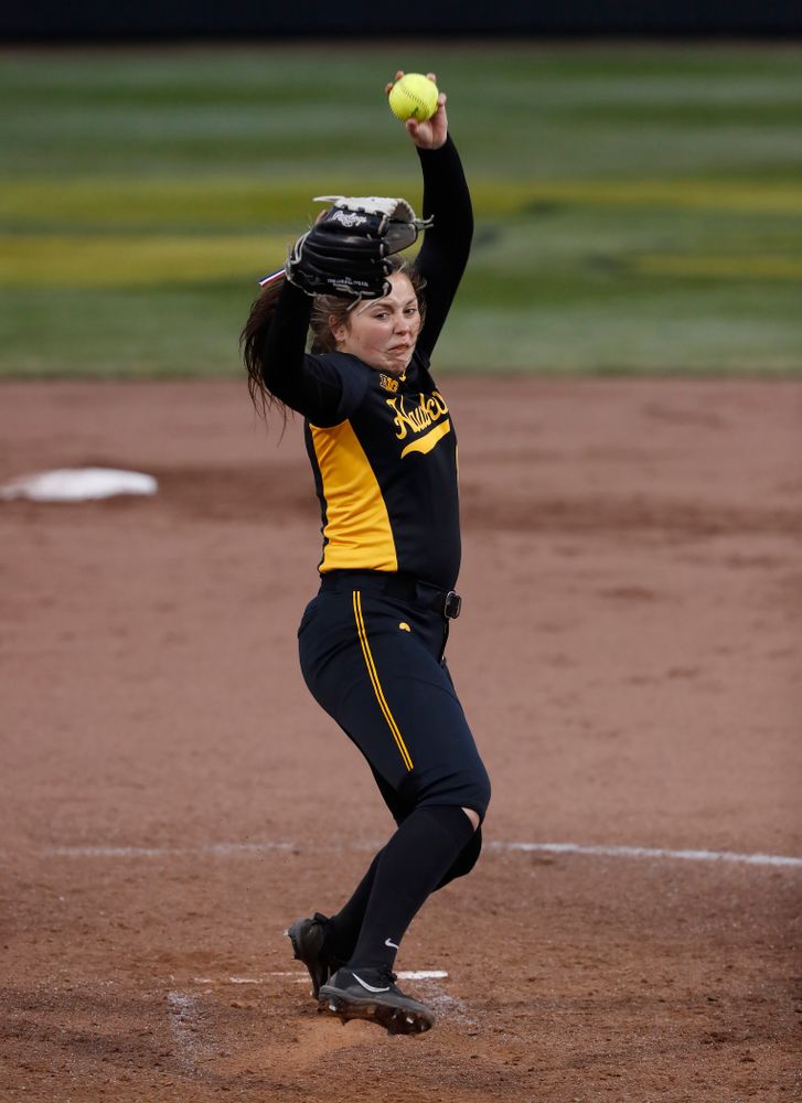 Iowa Hawkeyes starting pitcher/relief pitcher Lauren Shaw (8) against the Minnesota Golden Gophers Friday, April 13, 2018 at Bob Pearl Field. (Brian Ray/hawkeyesports.com)