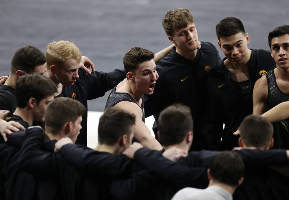 Iowa's Jake Brodarzon talks to his teammates during their meet against Oklahoma Saturday, February 9, 2019 at Carver-Hawkeye Arena. (Brian Ray/hawkeyesports.com)