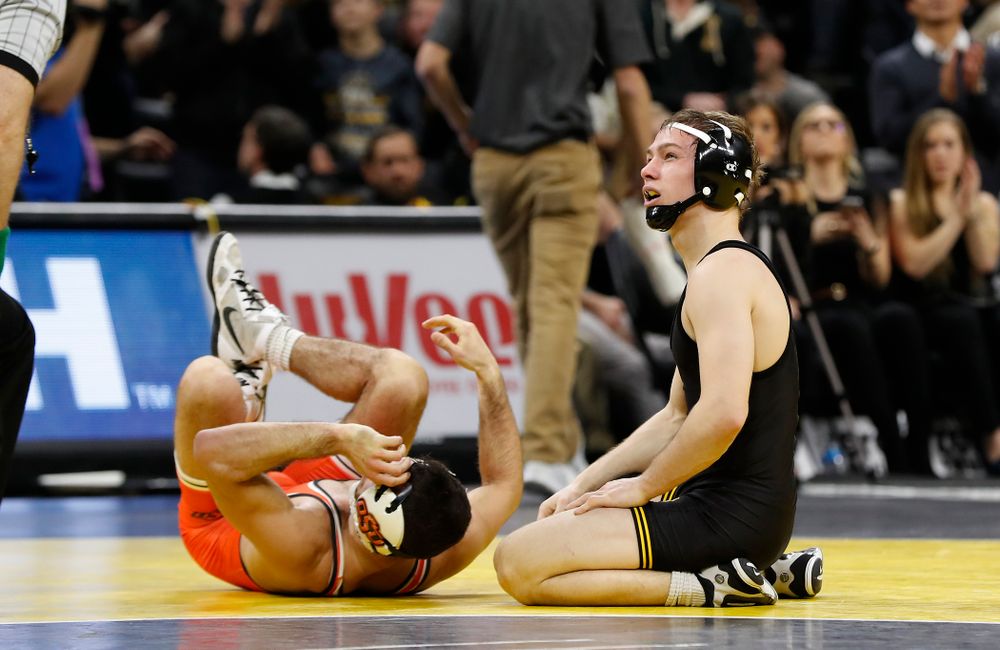 Iowa's Spencer Lee defeats Oklahoma State's Nick Piccininni at 125 pounds 