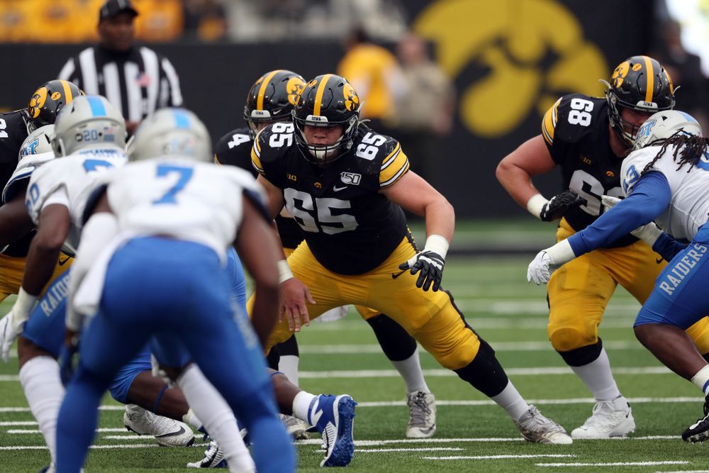 Iowa Hawkeyes offensive lineman Tyler Linderbaum (65) against Middle Tennessee State Saturday, September 28, 2019 at Kinnick Stadium. (Brian Ray/hawkeyesports.com)