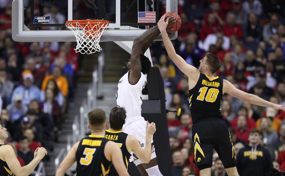 Iowa Hawkeyes guard Joe Wieskamp (10) blocks a shot against the Cincinnati Bearcats in the first round of the 2019 NCAA Men's Basketball Tournament Friday, March 22, 2019 at Nationwide Arena in Columbus, Ohio. (Brian Ray/hawkeyesports.com)