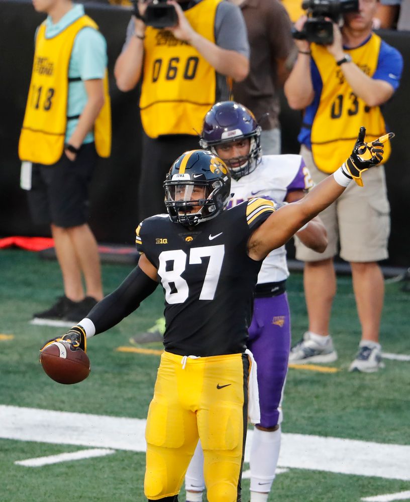 Iowa Hawkeyes tight end Noah Fant (87) picks up a first down against the Northern Iowa Panthers Saturday, September 15, 2018 at Kinnick Stadium. (Brian Ray/hawkeyesports.com)