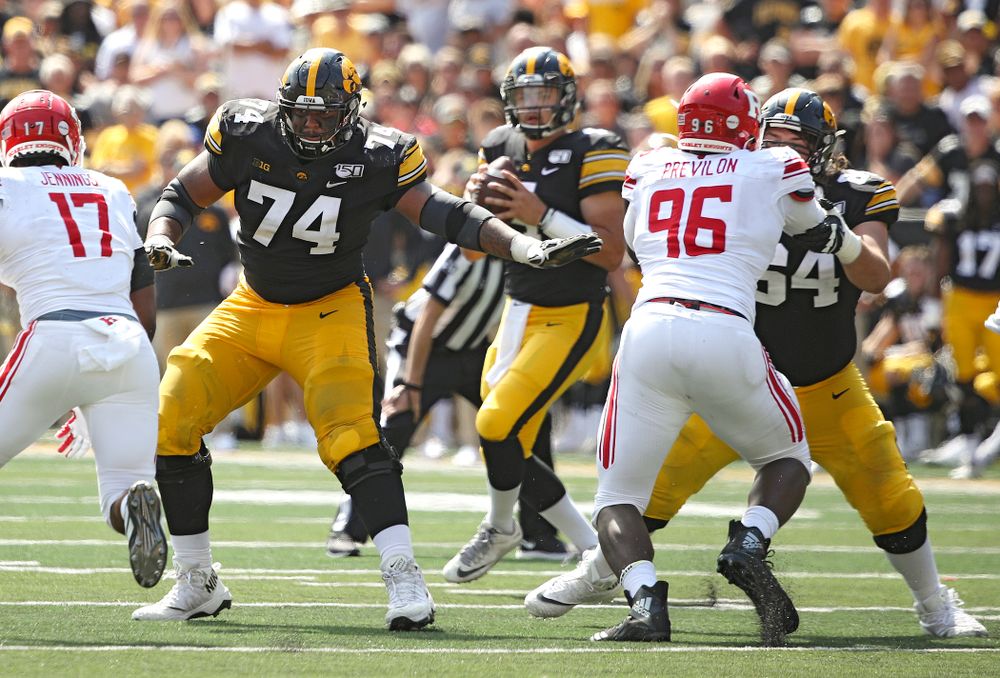 Iowa Hawkeyes offensive lineman Tristan Wirfs (74) looks to block during the fourth quarter of their Big Ten Conference football game at Kinnick Stadium in Iowa City on Saturday, Sep 7, 2019. (Stephen Mally/hawkeyesports.com)
