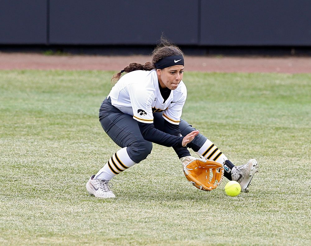 Iowa Hawkeyes Lea Thompson (7) fields a ball during the first inning of their Big Ten Conference softball game at Pearl Field in Iowa City on Friday, Mar. 29, 2019. (Stephen Mally/hawkeyesports.com)