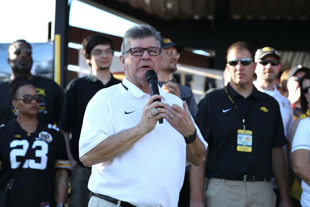 Voice of the Hawkeyes Gary Dolphin introduces the families of several Hawkeye Football Players during the Hawkeye Huddle Monday, December 31, 2018 at Sparkman Wharf in Tampa, FL. (Brian Ray/hawkeyesports.com)