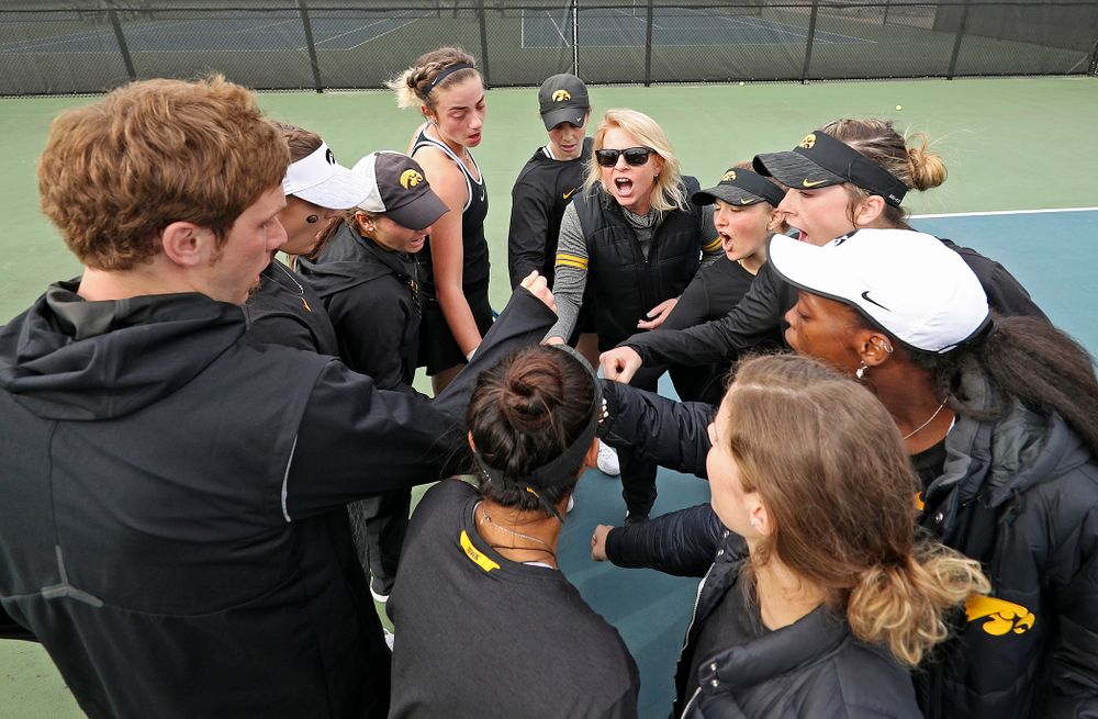 The Iowa Hawkeye huddle after their match against Rutgers at the Hawkeye Tennis and Recreation Complex in Iowa City on Friday, Apr. 5, 2019. (Stephen Mally/hawkeyesports.com)