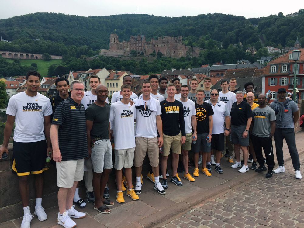 Team photo with Heidelberg Castle in the background