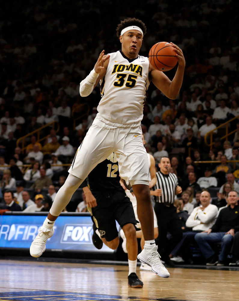 Iowa Hawkeyes forward Cordell Pemsl (35) 