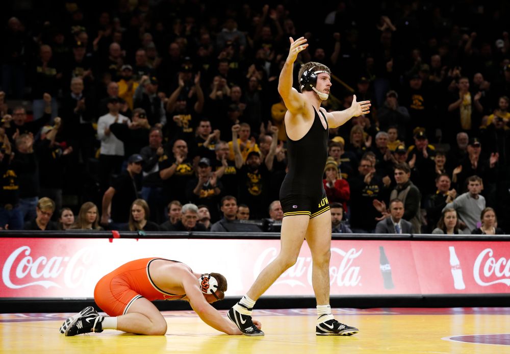 Mitch Bowman defeats Oklahoma State's Keegan Moore at 184 pounds 